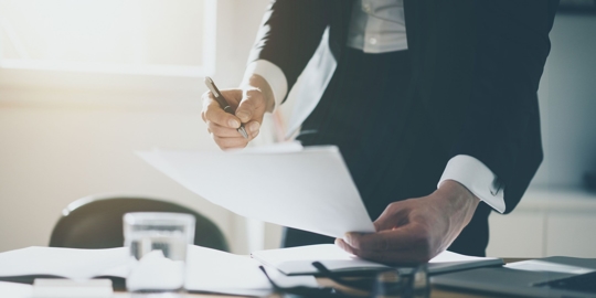 buisness man ready to sign a document